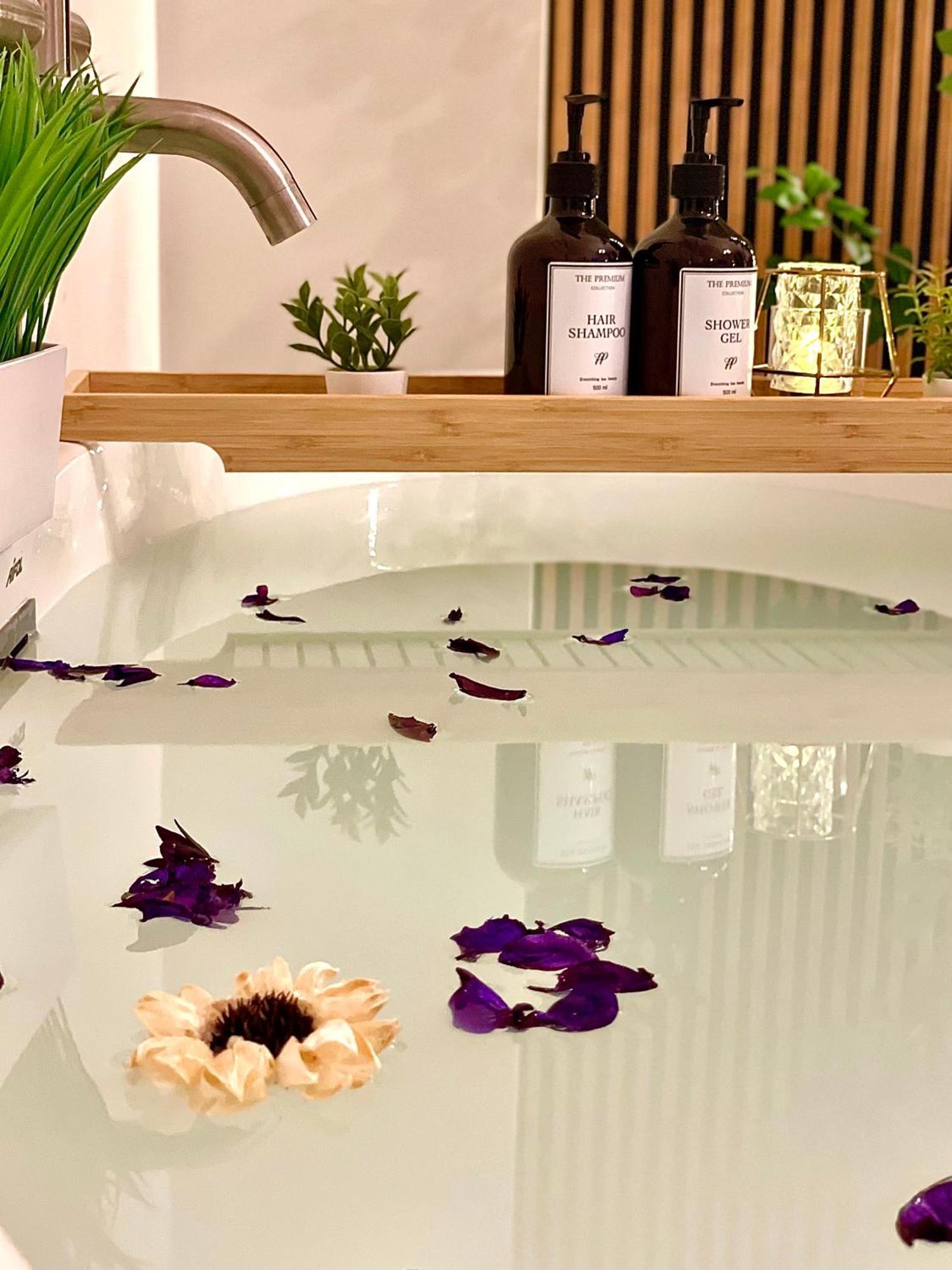 Designer With Complex & Jacuzzi Near Bahai Garden דירה *
