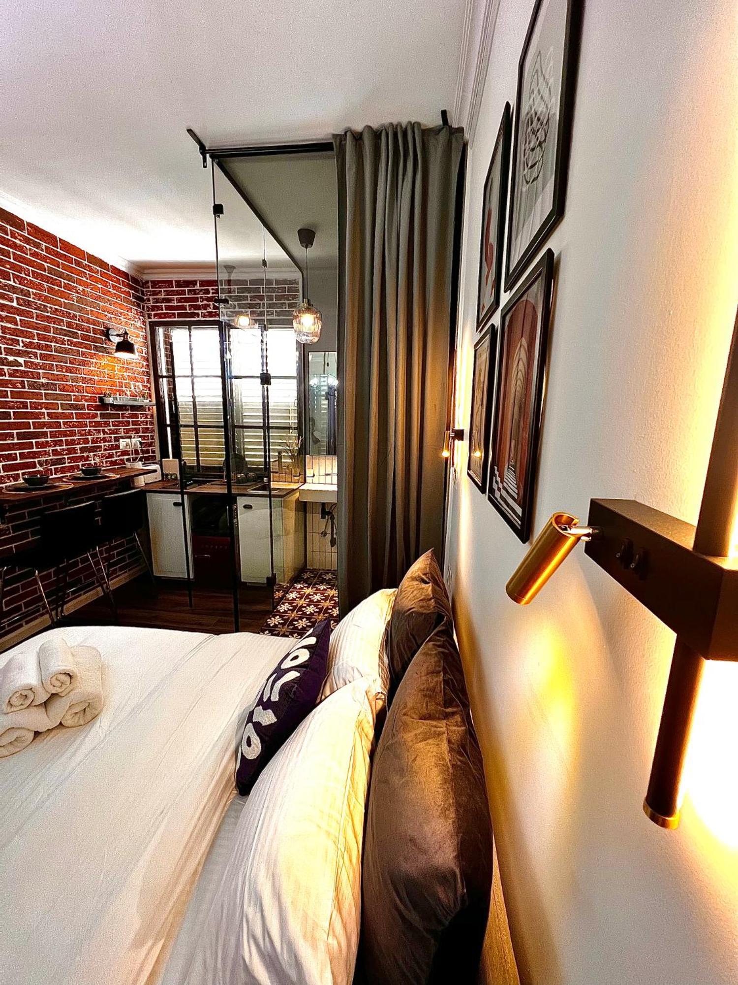 Designer With Complex & Jacuzzi Near Bahai Garden Apartment