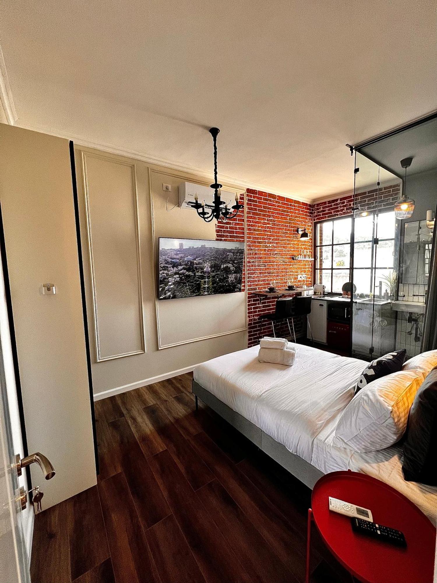 Designer With Complex & Jacuzzi Near Bahai Garden